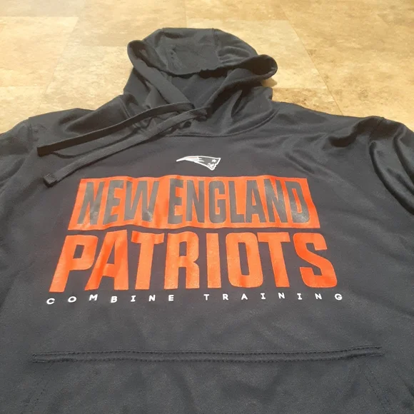 New. New Era Mens New England Patriots Combine Offside Navy Hoodie. Size Medium. - Picture 2 of 7